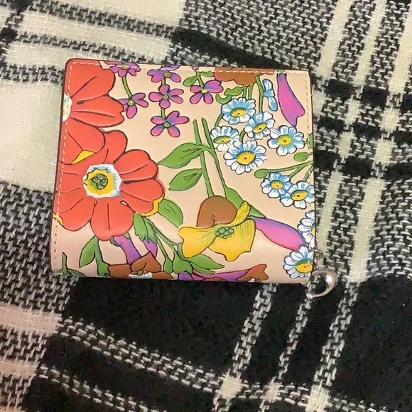 Coach floral leather snap wallet NWT